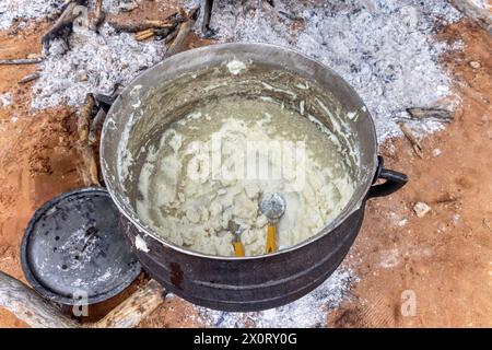 cucina in grandi pentole a 3 zampe, tradizionale evento, cucina all'aperto africa Foto Stock