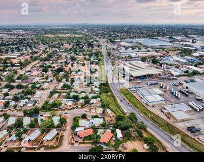 Veduta aerea dell'area residenziale e industriale divisa da una strada a Gaborone, la capitale del Botswana Foto Stock