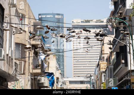 Tel Aviv, Israele - 5 aprile 2024. Scarpe appese a cavi elettrici per strada Foto Stock