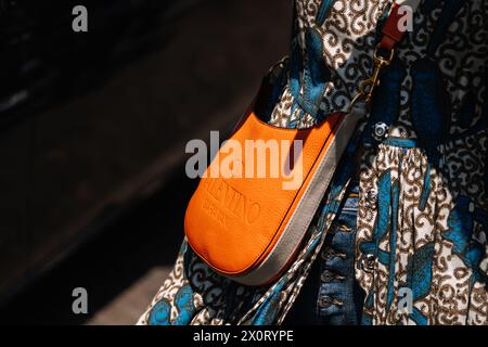 Milano, Italia - 16 giugno 2023: Donna indossa la borsa Valentino, dettagli Street style, dettagli moda. Foto Stock