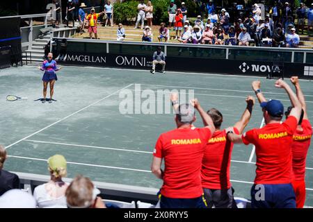 Amelia Island, Florida, Stati Uniti. 13 aprile 2024. Ana Bogdan di Romania urla dopo aver vinto il match point e aver sconfitto Elina Svitolina di Ucraina 6-4, 4-6, 6-3 nel terzo match della Billie Jean King Cup Qualifying a Amelia Island, Florida. L'Ucraina conduce la Romania 2 partite a 1 dopo questo risultato. (Credit Image: © Richard Dole/ZUMA Press Wire) SOLO PER USO EDITORIALE! Non per USO commerciale! Foto Stock