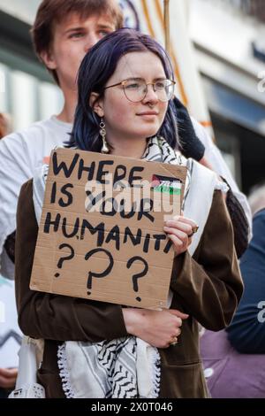 Hereford, Regno Unito. 13 aprile 2024. Si vede una donna con un cartello che dice: "Dov'è la vostra umanità?" Durante la protesta pro-palestinese. La protesta è stata guidata dal gruppo di Hereford, To End War on Palestinians, che si batte per la fine del sostegno militare, politico ed economico del Regno Unito a Israele, la fine del genocidio di Gaza e il ripristino dei pieni diritti umani e politici ai palestinesi. (Foto di Jim Wood/SOPA Images/Sipa USA) credito: SIPA USA/Alamy Live News Foto Stock