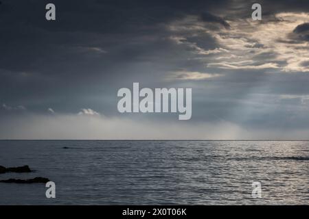 Tramonti e albe sull'oceano sono spesso molto apprezzati, con la loro incredibile interazione di luce e acqua. Foto Stock