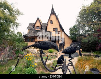 Beverly Hills, California, Stati Uniti. 13 aprile 2024. Costruita nel 1920 per i Willat Studios come set per film muti e trasferita a Beverly Hills nello stesso decennio, questa casa fiabesca in stile pan di zenzero su Walden Drive, a volte indicata come la "casa delle streghe", è ora un punto di riferimento protetto a Beverly Hills.(Credit Image: © Brian Cahn/ZUMA Press Wire) SOLO PER USO EDITORIALE! Non per USO commerciale! Foto Stock