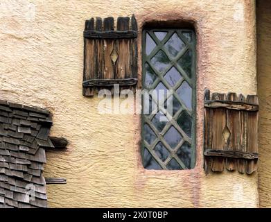 Beverly Hills, California, Stati Uniti. 13 aprile 2024. Costruita nel 1920 per i Willat Studios come set per film muti e trasferita a Beverly Hills nello stesso decennio, questa casa fiabesca in stile pan di zenzero su Walden Drive, a volte indicata come la "casa delle streghe", è ora un punto di riferimento protetto a Beverly Hills.(Credit Image: © Brian Cahn/ZUMA Press Wire) SOLO PER USO EDITORIALE! Non per USO commerciale! Foto Stock