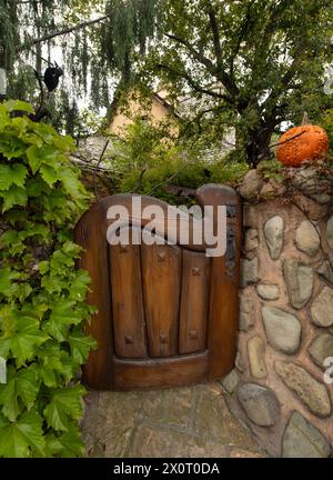 Beverly Hills, California, Stati Uniti. 13 aprile 2024. Costruita nel 1920 per i Willat Studios come set per film muti e trasferita a Beverly Hills nello stesso decennio, questa casa fiabesca in stile pan di zenzero su Walden Drive, a volte indicata come la "casa delle streghe", è ora un punto di riferimento protetto a Beverly Hills.(Credit Image: © Brian Cahn/ZUMA Press Wire) SOLO PER USO EDITORIALE! Non per USO commerciale! Foto Stock