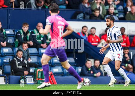 West Bromwich, Regno Unito. 13 aprile 2024. Darnell Furlong di West Bromwich Albion in azione durante l'EFL Sky Bet Championship match tra West Bromwich Albion e Sunderland agli Hawthorns di West Bromwich, Inghilterra, il 13 aprile 2024. Foto di Stuart Leggett. Solo per uso editoriale, licenza richiesta per uso commerciale. Non utilizzare in scommesse, giochi o pubblicazioni di singoli club/campionato/giocatori. Crediti: UK Sports Pics Ltd/Alamy Live News Foto Stock