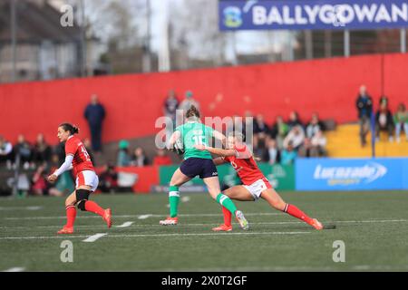 Cork, Irlanda. 13 aprile 2024. Il Virgin Media Park Lauren Delany (Fullback) evade l'tackle gallese (Hugh de Paor/SPP) credito: SPP Sport Press Photo. /Alamy Live News Foto Stock