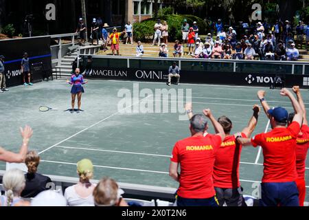 Amelia Island, Florida, Stati Uniti. 13 aprile 2024. Ana Bogdan di Romania urla dopo aver vinto il match point e aver sconfitto Elina Svitolina di Ucraina 6-4, 4-6, 6-3 nel terzo match della Billie Jean King Cup Qualifying a Amelia Island, Florida. L'Ucraina conduce la Romania 2 partite a 1 dopo questo risultato. (Credit Image: © Richard Dole/ZUMA Press Wire) SOLO PER USO EDITORIALE! Non per USO commerciale! Foto Stock