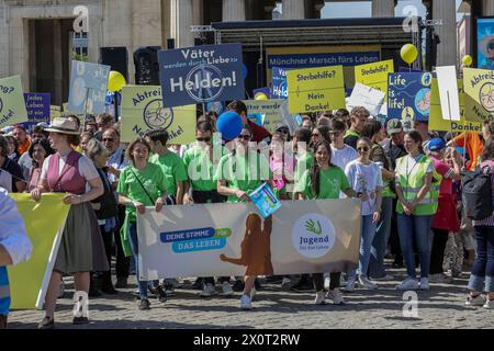 13.04.2024, Marsch für das Leben 2024, München: Zum erzkonservativen, in Teilen fundamentalistisch geprägten sog. Marsch für das Leben gingen in München rund 3,000 Abtreibungsgegnerinnen und Abtreibungsgegner auf die Straße. Mehrfach kam es zu Gegenprotesten. Bayern Deutschland Marsch für das Leben 2024-42 *** 13 04 2024, March for Life 2024, Monaco di Baviera circa 3.000 manifestanti anti anti-aborto scesero in strada a Monaco per la cosiddetta marcia per la vita arcicconservatrice, in parte fondamentalista, ci furono diverse contrapposizioni Bavaria Germania March for Life 2024 42 Foto Stock