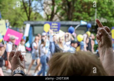 13.04.2024, Marsch für das Leben 2024, München: Zum erzkonservativen, in Teilen fundamentalistisch geprägten sog. Marsch für das Leben gingen in München rund 3,000 Abtreibungsgegnerinnen und Abtreibungsgegner auf die Straße. Mehrfach kam es zu Gegenprotesten. Bayern Deutschland Marsch für das Leben 2024-27 *** 13 04 2024, March for Life 2024, Monaco di Baviera circa 3.000 manifestanti anti anti-aborto scesero in strada a Monaco per la cosiddetta marcia per la vita arcicconservatrice, in parte fondamentalista, ci furono diverse contrapposizioni Bavaria Germania March for Life 2024 27 Foto Stock