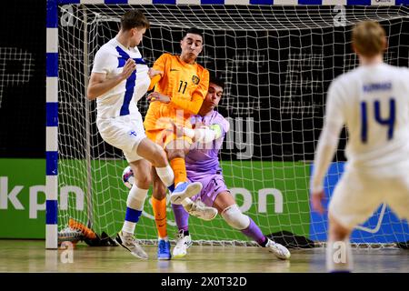 ALMERE -Lahcen Bouyouzan dei Paesi Bassi, Manuel Kuijk dei Paesi Bassi, henri Alamikkotervo della Finlandia durante la partita di Futsal di qualificazione al Mondiale tra Paesi Bassi e Finlandia al Topsportcentrum Almere il 13 aprile 2024. ANP OLAF KRAAK Foto Stock