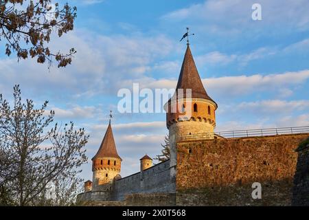 La parte del vecchio castello di Kamianets-Podilskyi sotto un cielo grigio nuvoloso. La fortezza si trova tra la natura pittoresca nella storica città di Kamianet Foto Stock