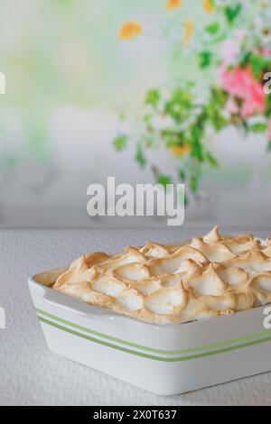 Tipica torta di mele slovacca - zemlovka - fatta con dolci o pane natalizio su tavola bianca. Foto Stock