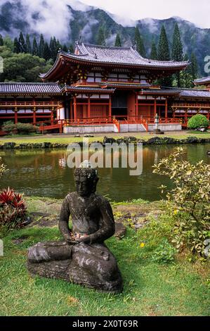 Oahu, Hawaii, USA - Buddha al Tempio di Byodo-in, Valle dei Templi. Una replica del tempio buddista a Uji, prefettura di Kyoto, Giappone. Foto Stock