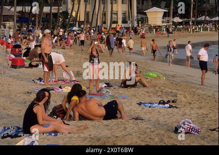 Oahu, Hawaii, Stati Uniti - bagnanti, nuotatori, Waikiki Beach, Honolulu. Foto Stock