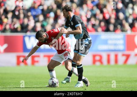 Wrexham, Regno Unito. 13 aprile 2024. Elliot Lee di Wrexham protegge la palla da Christian Doidge dei Forest Green Rovers. EFL Skybet Football League Two Match, Wrexham contro Forest Green Rovers al STōK CAE Ras di Wrexham, Galles, sabato 13 aprile 2024. Questa immagine può essere utilizzata solo per scopi editoriali. Solo per uso editoriale, .pic di Chris Stading/ credito: Andrew Orchard fotografia sportiva/Alamy Live News Foto Stock