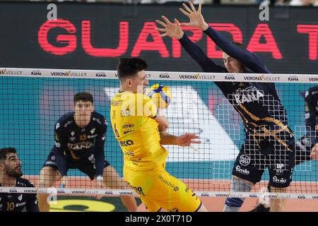 Verona, Italia. 13 aprile 2024. Blocco di Lorenzo Cortesia di Rana Verona durante la partita tra Rana Verona e Valsa Group Modena, pool di qualifiche della Challenge Cup dei playoff del Campionato Italiano di pallavolo 2023/2024 al Pala AGSM-AIM il 13 aprile 2024, Verona, Italia. Credito: Agenzia fotografica indipendente/Alamy Live News Foto Stock