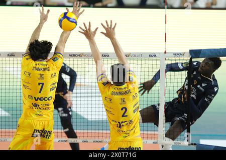 Verona, Italia. 13 aprile 2024. Attacco di Noumory Keita di Rana Verona durante la partita tra Rana Verona e Valsa Group Modena, pool di qualifiche della Challenge Cup di playoff del Campionato Italiano di pallavolo 2023/2024 al Pala AGSM-AIM il 13 aprile 2024, Verona, Italia. Credito: Agenzia fotografica indipendente/Alamy Live News Foto Stock