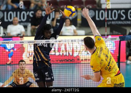 Verona, Italia. 13 aprile 2024. Blocco di Noumory Keita di Rana Verona durante la partita tra Rana Verona e Valsa Group Modena, pool di qualifiche della playoff Challenge Cup del Campionato Italiano di pallavolo 2023/2024 al Pala AGSM-AIM il 13 aprile 2024, Verona, Italia. Credito: Agenzia fotografica indipendente/Alamy Live News Foto Stock