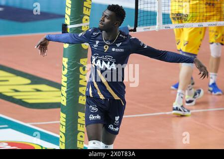 Verona, Italia. 13 aprile 2024. Esaltazione di Noumory Keita di Rana Verona durante la partita tra Rana Verona e Valsa Group Modena, pool di qualifiche della Challenge Cup di playoff del Campionato Italiano di pallavolo 2023/2024 al Pala AGSM-AIM il 13 aprile 2024, Verona, Italia. Credito: Agenzia fotografica indipendente/Alamy Live News Foto Stock