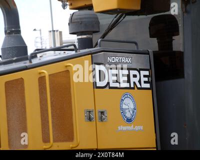 Miami, Florida, Stati Uniti - 16 marzo 2024: Attrezzatura pesante Deere utilizzata dalla South Florida Water Management per lavori di restauro delle Everglades Foto Stock