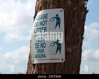 Miami, Florida, Stati Uniti - 16 marzo 2024: Cartello bilingue (inglese e spagnolo) che avverte di non gettare spazzatura nelle Everglades. Foto Stock