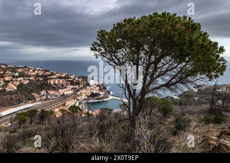 Vue aérienne du Village depuis la crète entre la France et l'Espagne Foto Stock