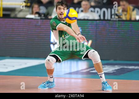 Verona, Italia. 13 aprile 2024. Bump di Filippo Federici del gruppo Valsa Modena in azione durante la partita tra Rana Verona e Valsa Group Modena, pool di qualifiche dei playoff Challenge Cup del Campionato Italiano di pallavolo 2023/2024 di Superlega al Pala AGSM-AIM il 13 aprile 2024, Verona, Italia. Credito: Agenzia fotografica indipendente/Alamy Live News Foto Stock