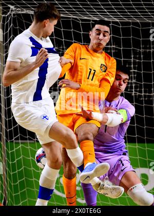 ALMERE -Lahcen Bouyouzan dei Paesi Bassi, Manuel Kuijk dei Paesi Bassi, henri Alamikkotervo della Finlandia durante la partita di Futsal di qualificazione al Mondiale tra Paesi Bassi e Finlandia al Topsportcentrum Almere il 13 aprile 2024. ANP OLAF KRAAK Foto Stock