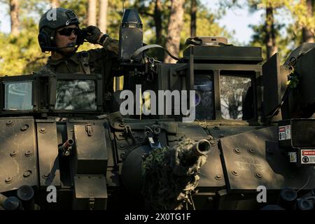 Un soldato assegnato al 2nd Battalion, 7th Infantry Regiment, 1st Armored Brigade Combat Team, 3rd Infantry Division, comunica con il suo plotone durante un attacco offensivo su un obiettivo chiave come parte del Marne Focus 2024 a Fort Stewart, Georgia, 12 aprile 2024. Prima di Marne Focus, la brigata ha subito una rigorosa certificazione dell'equipaggio e un addestramento collettivo critico per certificare la sua disponibilità per operazioni multi-dominio su larga scala. (Foto dell'esercito degli Stati Uniti del sergente Duke Edwards) Foto Stock
