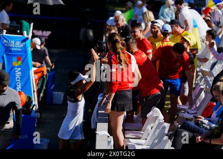 Amelia Island, Florida, Stati Uniti. 13 aprile 2024. Jaqueline Cristian della Romania festeggia con la sua squadra dopo aver sconfitto Lesia Tsurenko dell'Ucraina 2-6, 6-4, 6-4 nella quarta partita della Billie Jean King Cup Qualifying a Amelia Island, Florida. Ucraina e Romania sono pareggiate con 2 partite ciascuna dopo questo risultato. (Credit Image: © Richard Dole/ZUMA Press Wire) SOLO PER USO EDITORIALE! Non per USO commerciale! Foto Stock