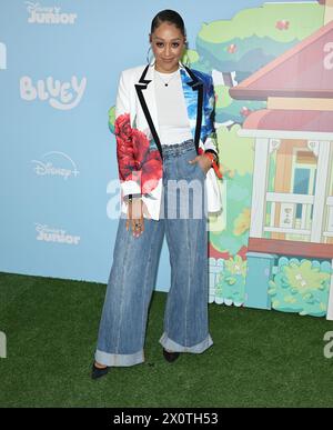 Burbank, Stati Uniti. 13 aprile 2024. TIA Mowry arriva al Bluey the Sign Premiere Party, che si tiene ai Walt Disney Studios di Burbank, CALIFORNIA, sabato 12 aprile 2024. (Foto di Juan Pablo Rico/Sipa USA) credito: SIPA USA/Alamy Live News Foto Stock