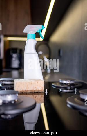 Spugna Orenge e strumenti per la cottura a gas in cucina. Foto Stock