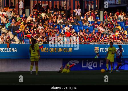 Barcellona, Spagna. 13 aprile 2024. Barcellona, Spagna, 13 aprile 2024: Tifosi del Barcellona con bandiere/striscioni durante la partita di calcio della Liga F tra FC Barcelona e Villarreal allo stadio Johan Cruyff di Barcellona, Spagna (Judit Cartiel/SPP) credito: SPP Sport Press Photo. /Alamy Live News Foto Stock