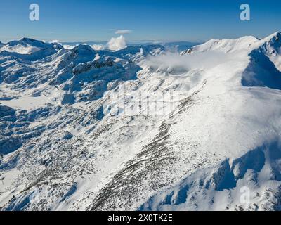 Incredibile vista aerea invernale del monte Pirin vicino a Polezhan e Bezbog Peaks, Bulgaria Foto Stock