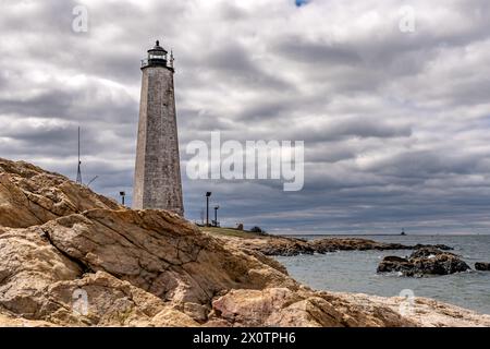 Foto primaverile del faro di Five Mile Point, noto anche come Old New Haven Harbor Lighthouse, a New Haven, Connecticut, in una giornata nuvolosa. Foto Stock