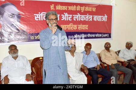 Patna, India. 13 aprile 2024. PATNA, INDIA - 13 APRILE: Il segretario generale del CPI-ML Dipankar Bhattacharya tiene la sua conferenza durante "Samvidhan Aur Loktantra Bachao Nagrik Samwad" al Daroga Prasad Rai Path a Patna, organizzato dall'All India People's Forum (AIPF), il 13 aprile 2024 a Patna, India. (Foto di Santosh Kumar/Hindustan Times/Sipa USA ) credito: SIPA USA/Alamy Live News Foto Stock