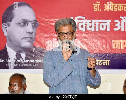 Patna, India. 13 aprile 2024. PATNA, INDIA - 13 APRILE: Il segretario generale del CPI-ML Dipankar Bhattacharya tiene la sua conferenza durante "Samvidhan Aur Loktantra Bachao Nagrik Samwad" al Daroga Prasad Rai Path a Patna, organizzato dall'All India People's Forum (AIPF), il 13 aprile 2024 a Patna, India. (Foto di Santosh Kumar/Hindustan Times/Sipa USA ) credito: SIPA USA/Alamy Live News Foto Stock