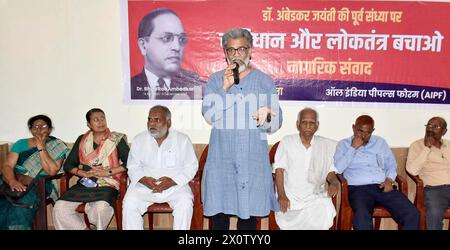 Patna, India. 13 aprile 2024. PATNA, INDIA - 13 APRILE: Il segretario generale del CPI-ML Dipankar Bhattacharya tiene la sua conferenza durante "Samvidhan Aur Loktantra Bachao Nagrik Samwad" al Daroga Prasad Rai Path a Patna, organizzato dall'All India People's Forum (AIPF), il 13 aprile 2024 a Patna, India. (Foto di Santosh Kumar/Hindustan Times/Sipa USA ) credito: SIPA USA/Alamy Live News Foto Stock