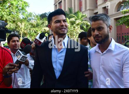 Mumbai, India. 13 aprile 2024. MUMBAI, INDIA - 13 APRILE: L'attore di Bollywood Sahil Khan lascia il quartier generale della polizia di Mumbai dopo l'interrogatorio nel caso dell'app Mahadev, presso l'ufficio CP, il 13 aprile 2024 a Mumbai, India. (Foto di Bhushan Koyande/Hindustan Times/Sipa USA ) crediti: SIPA USA/Alamy Live News Foto Stock