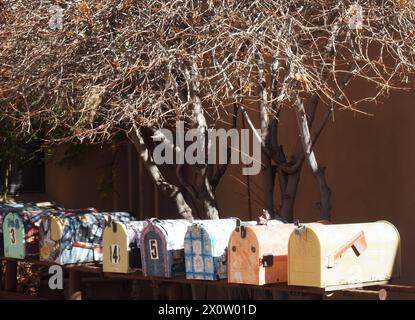 Molte cassette postali colorate a Santa Fe, New Mexico. Foto Stock