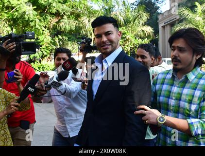 Mumbai, India. 13 aprile 2024. MUMBAI, INDIA - 13 APRILE: L'attore di Bollywood Sahil Khan lascia il quartier generale della polizia di Mumbai dopo l'interrogatorio nel caso dell'app Mahadev, presso l'ufficio CP, il 13 aprile 2024 a Mumbai, India. (Foto di Bhushan Koyande/Hindustan Times/Sipa USA ) crediti: SIPA USA/Alamy Live News Foto Stock