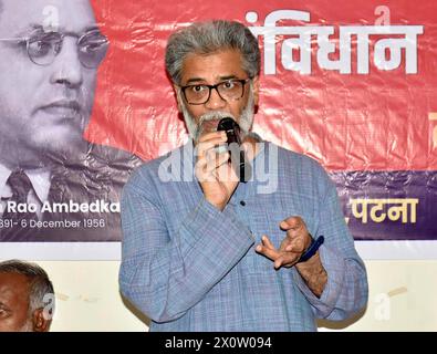 Patna, India. 13 aprile 2024. PATNA, INDIA - 13 APRILE: Il segretario generale del CPI-ML Dipankar Bhattacharya tiene la sua conferenza durante "Samvidhan Aur Loktantra Bachao Nagrik Samwad" al Daroga Prasad Rai Path a Patna, organizzato dall'All India People's Forum (AIPF), il 13 aprile 2024 a Patna, India. (Foto di Santosh Kumar/Hindustan Times/Sipa USA ) credito: SIPA USA/Alamy Live News Foto Stock