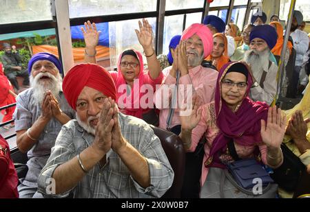 AMRITSAR, INDIA - 13 APRILE: Pellegrini sikh in partenza per il Pakistan per celebrare il Baisakhi Festival in occasione del Baisakhi il 13 aprile 2024 ad Amritsar, India. Baisakhi o Vaisakhi, una popolare festa primaverile che segna il primo giorno del mese di Vaisakh, è celebrata con molto entusiasmo tra le comunità indù, sikh e buddiste. È l'inizio del nuovo anno del Punjabi e Sikh che viene celebrato in tutta l'India, specialmente nel Punjab e nell'India settentrionale. Baisakhi è stato osservato il 13 aprile di quest'anno, annunciando l'inizio della stagione del raccolto nel Punjab. Cade il primo giorno dell'energia solare indù Foto Stock