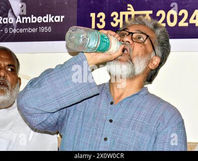 Patna, India. 13 aprile 2024. PATNA, INDIA - 13 APRILE 2024: Segretario generale del CPI-ML Dipankar Bhattacharya durante 'Samvidhan Aur Loktantra Bachao Nagrik Samwad' presso il percorso Daroga Prasad Rai a Patna, organizzato dall'All India People's Forum (AIPF), a Patna, India. (Foto di Santosh Kumar/Hindustan Times/Sipa USA ) credito: SIPA USA/Alamy Live News Foto Stock