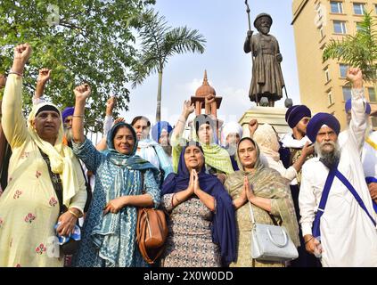 AMRITSAR, INDIA - 13 APRILE: Pellegrini sikh in partenza per il Pakistan per celebrare il Baisakhi Festival in occasione del Baisakhi il 13 aprile 2024 ad Amritsar, India. Baisakhi o Vaisakhi, una popolare festa primaverile che segna il primo giorno del mese di Vaisakh, è celebrata con molto entusiasmo tra le comunità indù, sikh e buddiste. È l'inizio del nuovo anno del Punjabi e Sikh che viene celebrato in tutta l'India, specialmente nel Punjab e nell'India settentrionale. Baisakhi è stato osservato il 13 aprile di quest'anno, annunciando l'inizio della stagione del raccolto nel Punjab. Cade il primo giorno dell'energia solare indù Foto Stock