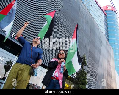 Lima, Perù. 13 aprile 2024. Mentre l'Iran attacca Israele, un gruppo di manifestanti si riunisce di fronte all'ambasciata tedesca a Lima, a sostegno del popolo palestinese e contro la guerra di Israele - Hamas nella Striscia di Gaza nell'ambito di una giornata globale di digiuno per la Palestina. Si uniranno a migliaia di persone che dimostreranno in tutto il mondo contro l'uso della fame come arma di genocidio a Gaza in una giornata globale d'azione per la Palestina. Credito: Fotoholica Press Agency/Alamy Live News Foto Stock