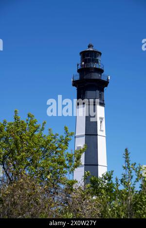 Cape Henry, Virginia, Stati Uniti d'America - 13 aprile 2024: Il "nuovo" faro di Cape Henry, costruito nel 1881, segna l'ingresso meridionale della baia di Chesapeake. Foto Stock