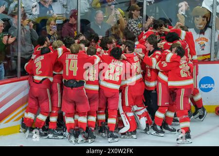 Minneapolis, Minnesota, Stati Uniti. 13 aprile 2024. Denver festeggia dopo la gara del campionato NCAA D1 Men's Frozen Four Hockey Championship del 2024 tra i Denver Pioneers e i Boston College Eagles all'Xcel Energy Center di St Paul, Minnesota il 13 aprile 2024. (Immagine di credito: © Steven Garcia/ZUMA Press Wire) SOLO PER USO EDITORIALE! Non per USO commerciale! Foto Stock